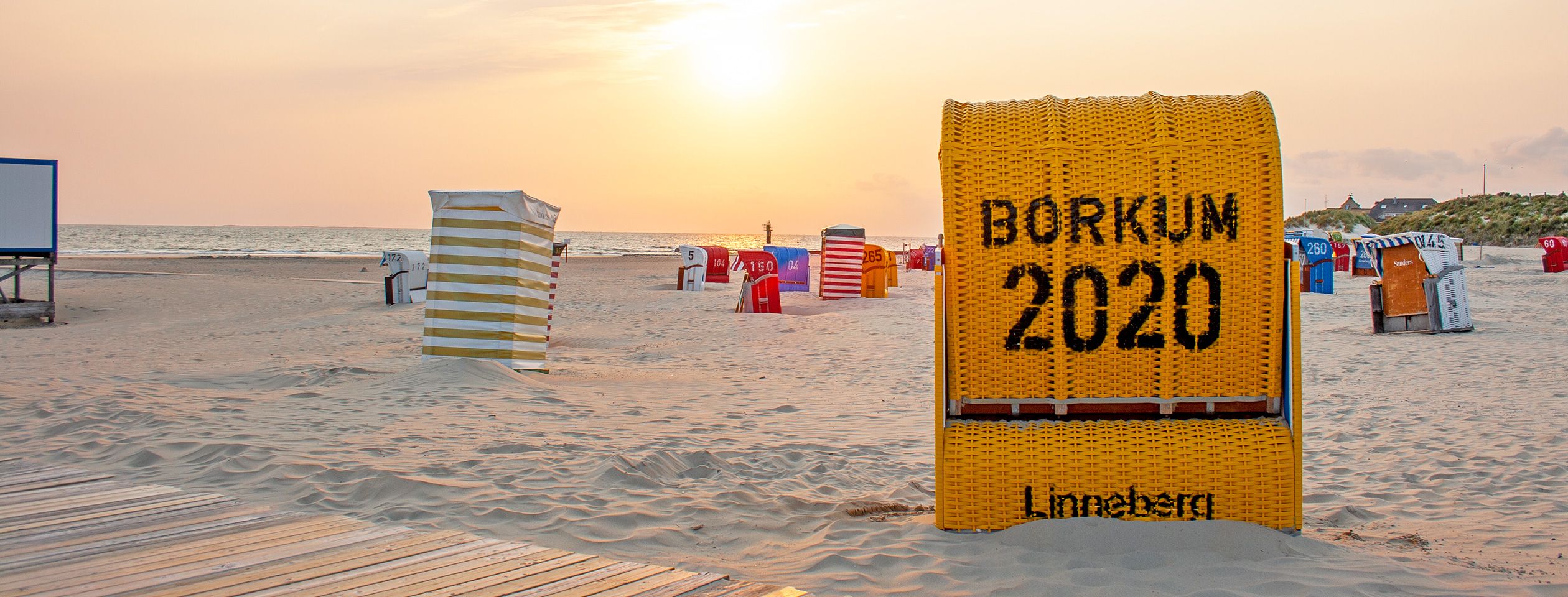 Strandkorb im Sonnenuntergang