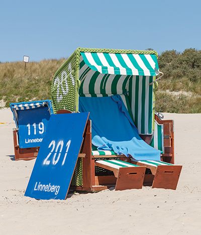 Strandkorb am Dünenrand