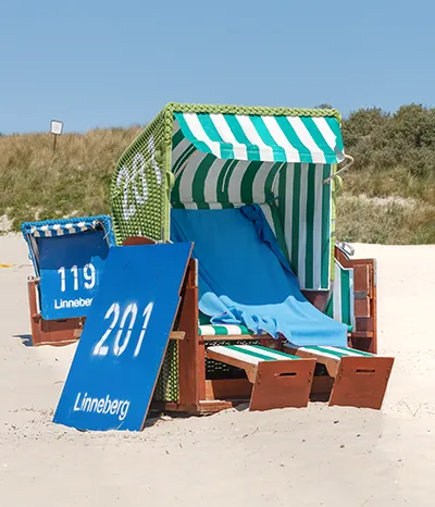 Strandkorb am Dünenrand